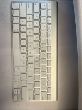 Apple Aluminum Wireless Keyboard in Silver and White